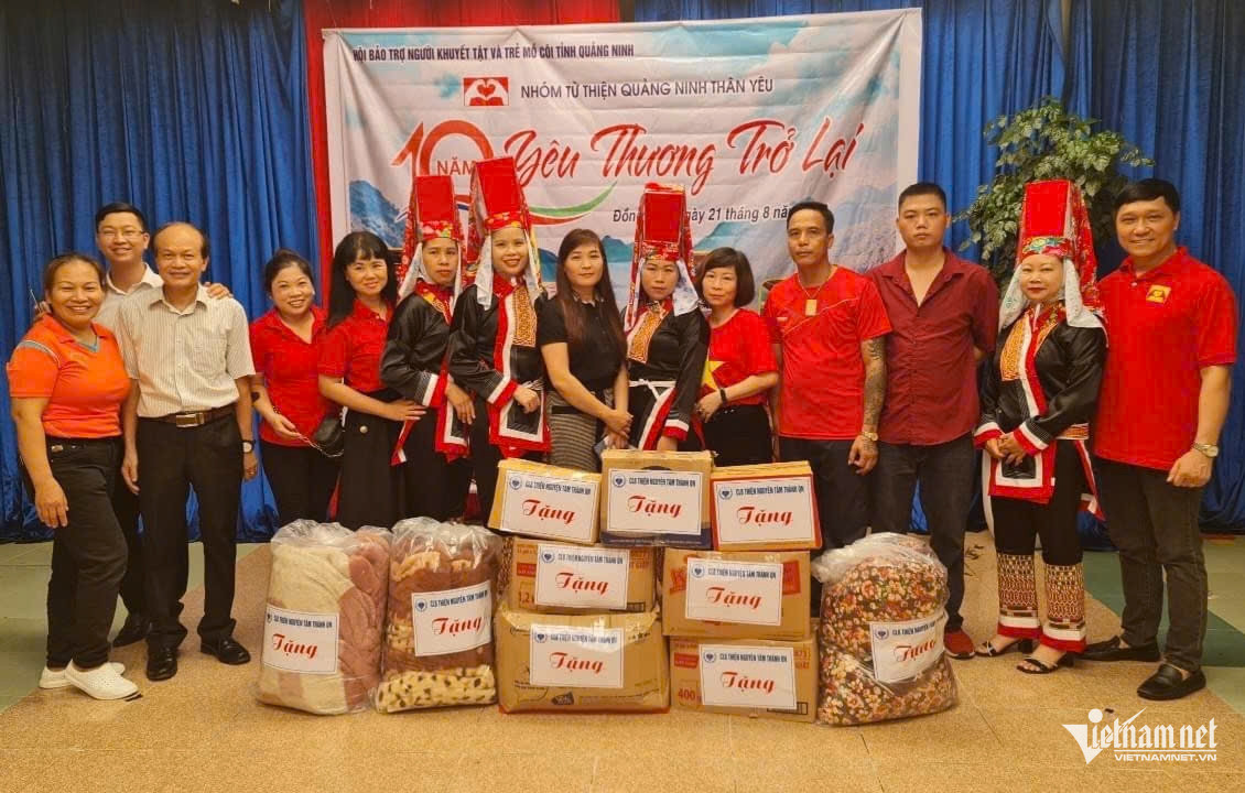 W-Cô giáo Tâm (thứ 7 từ trái sang) thường xuyên tham gia các hoạt động tình nguyện, thiện nguyện.jpg