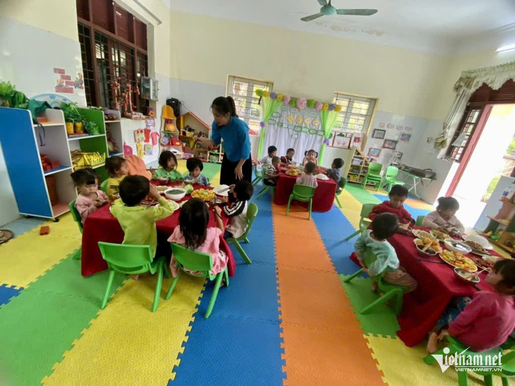 W-Cô giáo Tâm tận tình chăm sóc cho học sinh.jpg