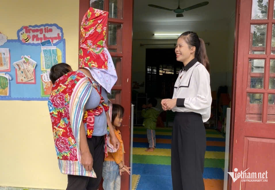 W-Cô giáo Tâm chủ động học thêm tiếng Dao để hiểu các em hơn và hỗ trợ cô trong công tác giảng dạy.jpg