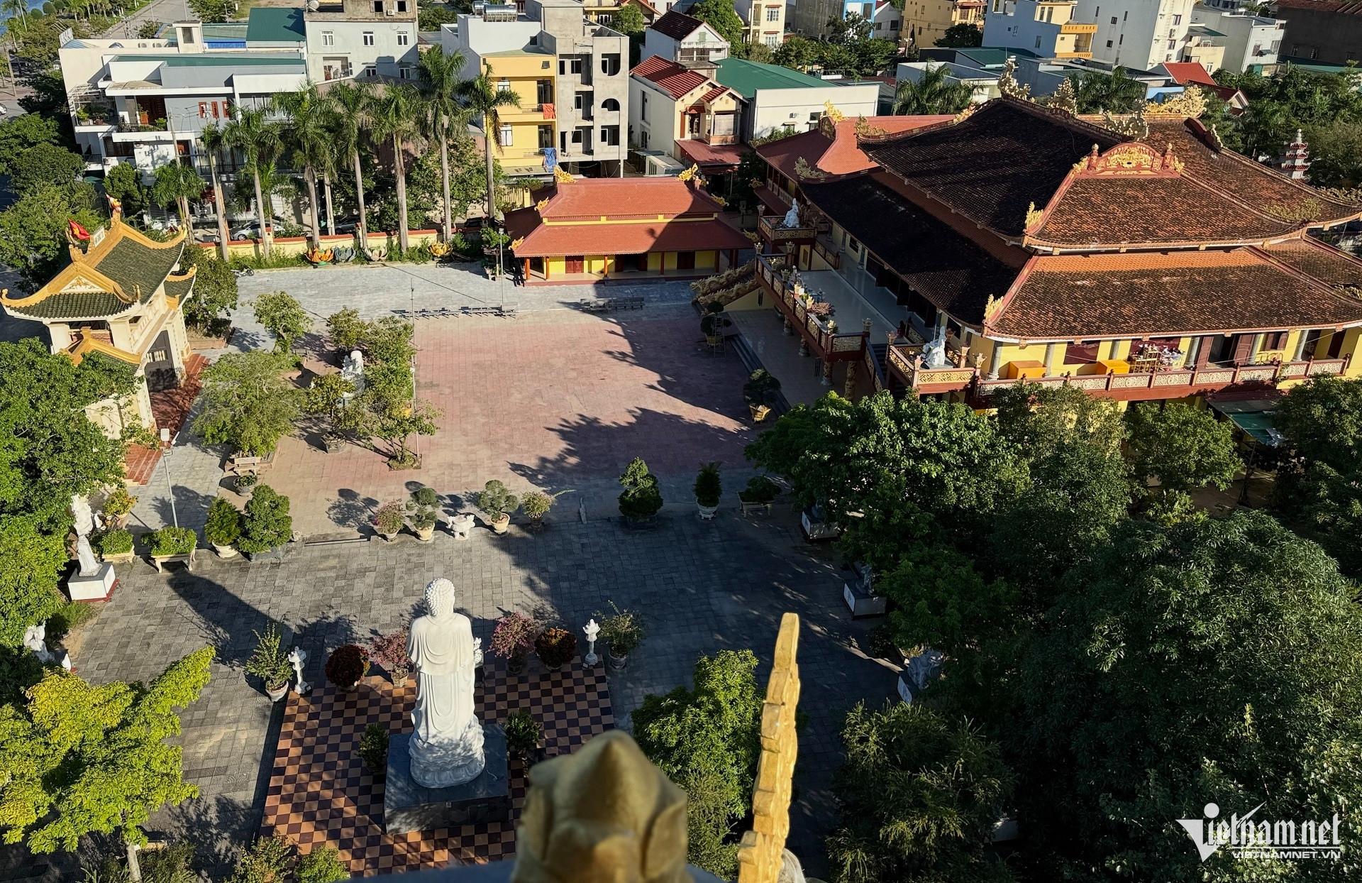 https://static-images.vnncdn.net/vps_images_publish/000001/000003/2026/10/23/w-toan-canh-chua-677.jpg
